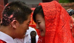 槟榔哥结婚媳妇吃瓜,媳妇吃瓜围观，网友热议婚礼现场