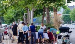 大哥火车上吃瓜,意外成为车厢焦点