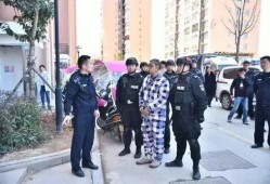 警察执法吃瓜,意外吃瓜引发网友热议