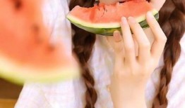 夏日吃瓜女孩照片,吃瓜女孩的清凉瞬间