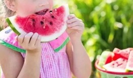 可爱夏日吃瓜男孩视频,夏日萌娃吃瓜欢乐多
