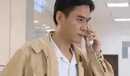 大哥火车上吃瓜,意外成为车厢焦点